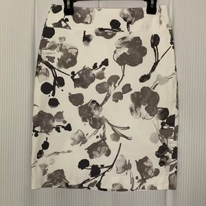 Alfani Knee Length Skirt Off White w/ Floral Print Size 4